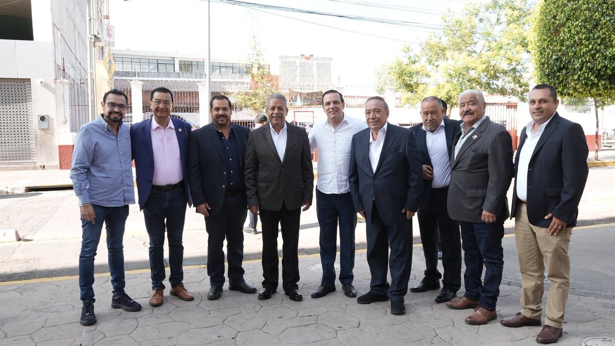 CTM_MX's tweet photo. Este reconocimiento refrenda el compromiso de la Nueva Era de la @CTM_MX con la unidad, la formación de liderazgos y la defensa permanente de las y los trabajadores de México. 🇲🇽🤝 

¡Enhorabuena! https://t.co/hHdFmTqTxc