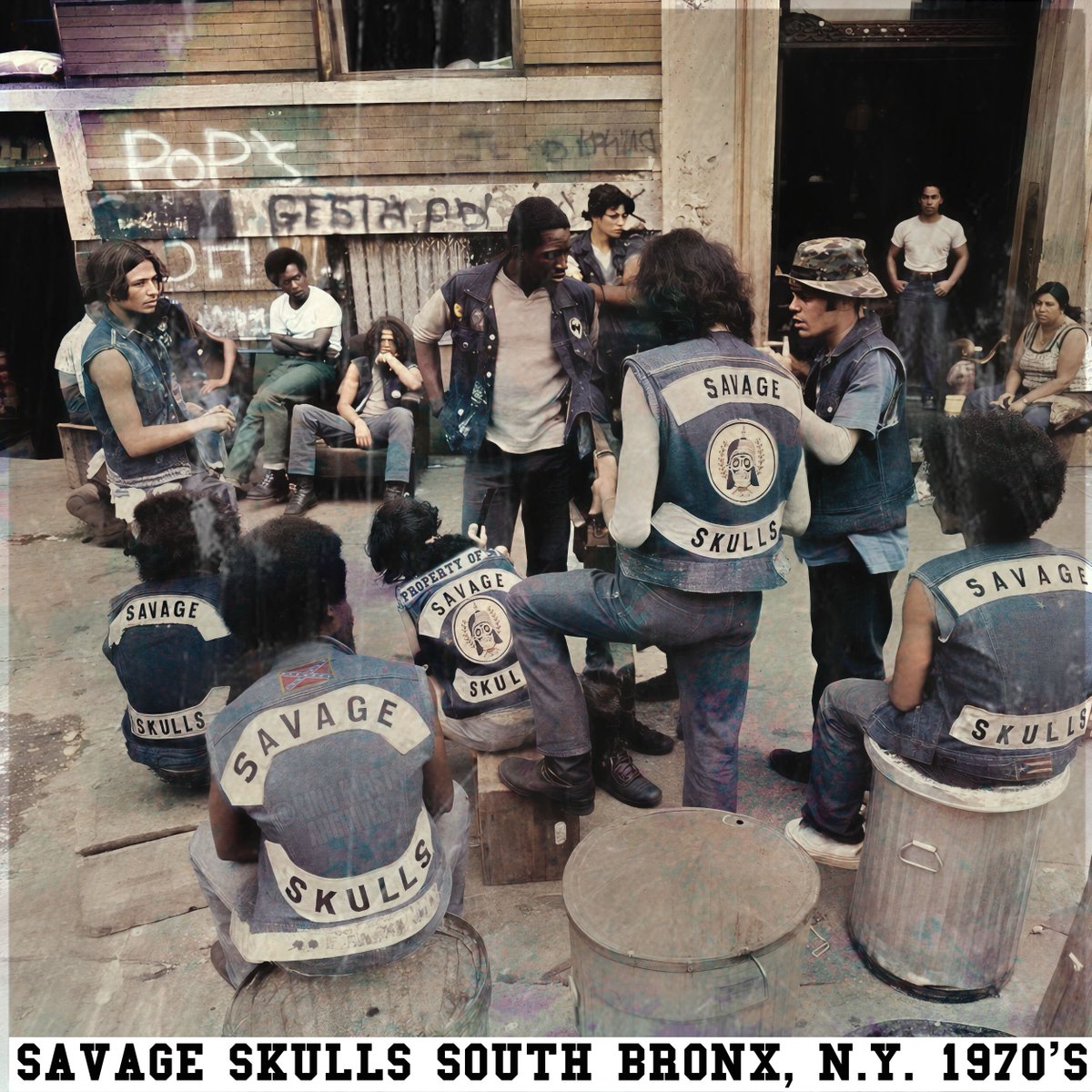kingklast's tweet photo. 💀 RARE 1970’s SAVAGE SKULLS PHOTO — THE BRONX, N.Y. STREET HISTORY 📸
#SavageSkulls #TheBronx #NYCStreetGangs #ClassicNYStreetGangs #KingKlastArchives https://t.co/DjZPwEsj9B
