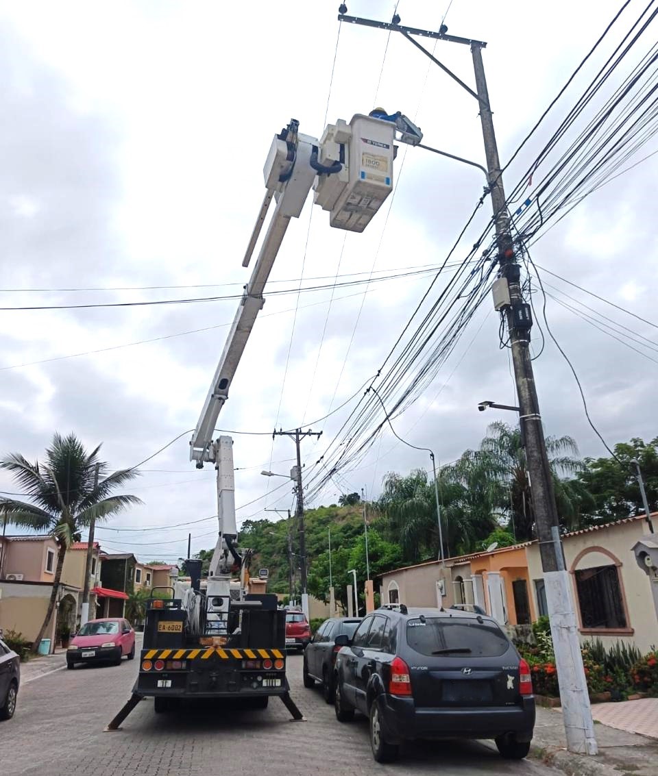CNEL_EP's tweet photo. ✅ GUAYAS

#CNELEP ejecutó trabajos de mantenimiento y sustitución en el sistema de alumbrado público, con la intervención de 16 luminarias en la urbanización Matices y 14 luminarias en la urbanización La Joya, en la parroquia La Aurora, cantón Daule.

Estas acciones benefician a más de 127 familias, mejoran la iluminación del sector y fortalecen la seguridad ciudadana.