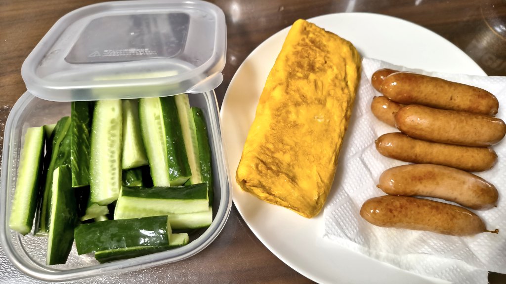 ukkarryC's tweet photo. 料理をする気が出ない……
毎日毎日メニュー考えられなくなってきたー
とりあえず明日の朝ごはん用に、きゅうりスティック、卵焼き、ウィンナー用意した。
みんな朝ごはん何食べさせてる？ https://t.co/cKsVLqY4hI