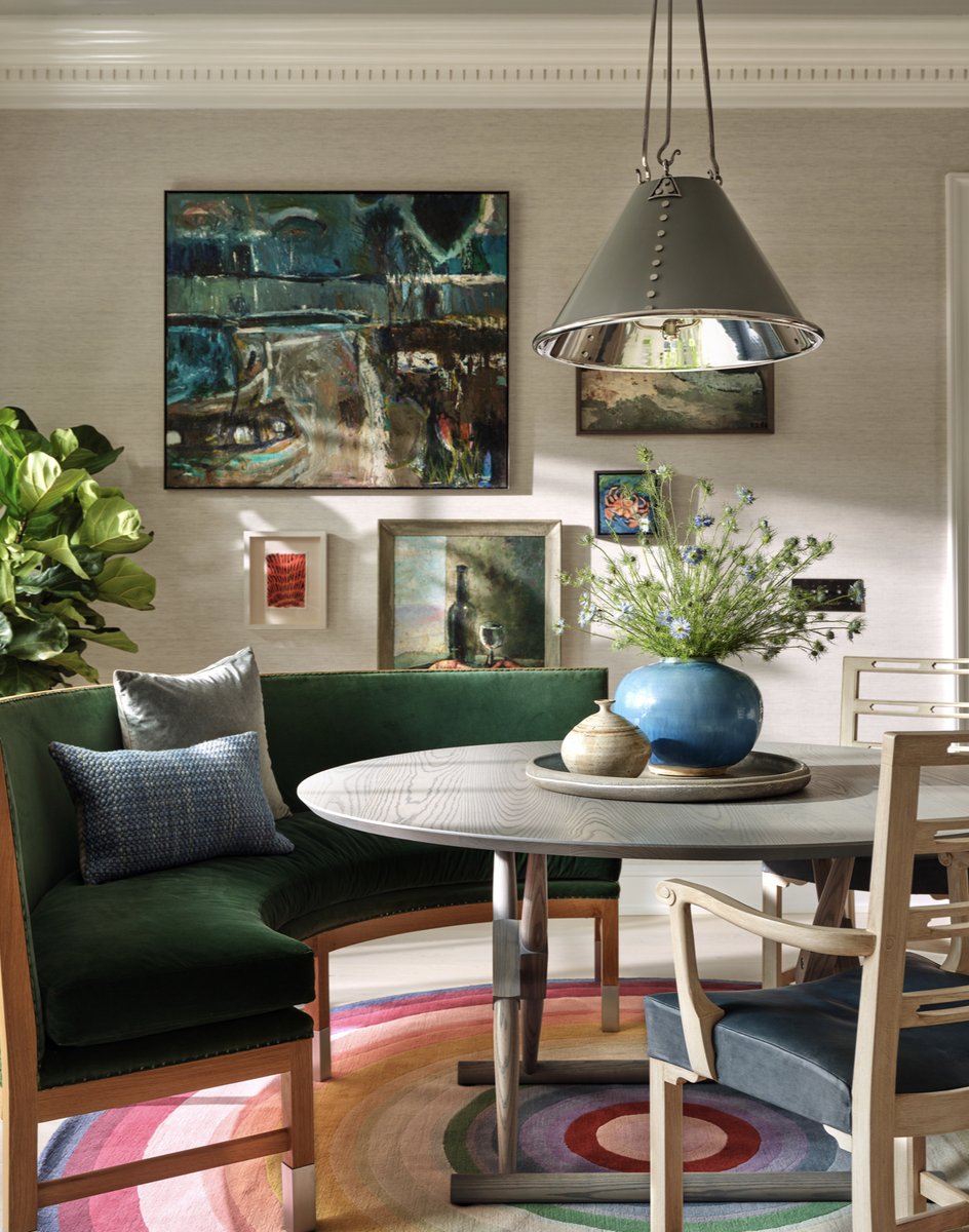 PhillipJeffries's tweet photo. Some rooms are designed. Others feel discovered. Designer, Jeffrey Alan Marks, grounded this dining space is his home in our Chateau Linen wallcovering. Quietly stunning, effortlessly collected. Discover the collection and order a sample via the link: https://t.co/dZjwlyVADw

Photo:Trevor Tondro