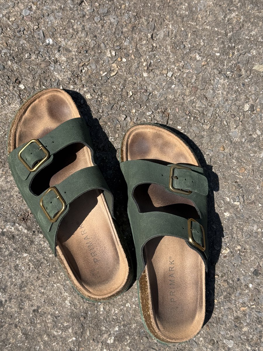 greedyVal's tweet photo. even the devil still likes to sunbathe ☀️ I think it’s time for some new sandals though, these are quite sweaty hehehe https://t.co/4XMiaJi9D2