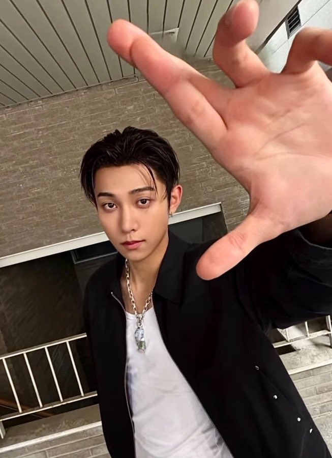 style4ryul's tweet photo. ryul went from being the only member with an instagram account prior to debut to being the member with least social media presence after debut 😭 https://t.co/F8SwJMI0a7