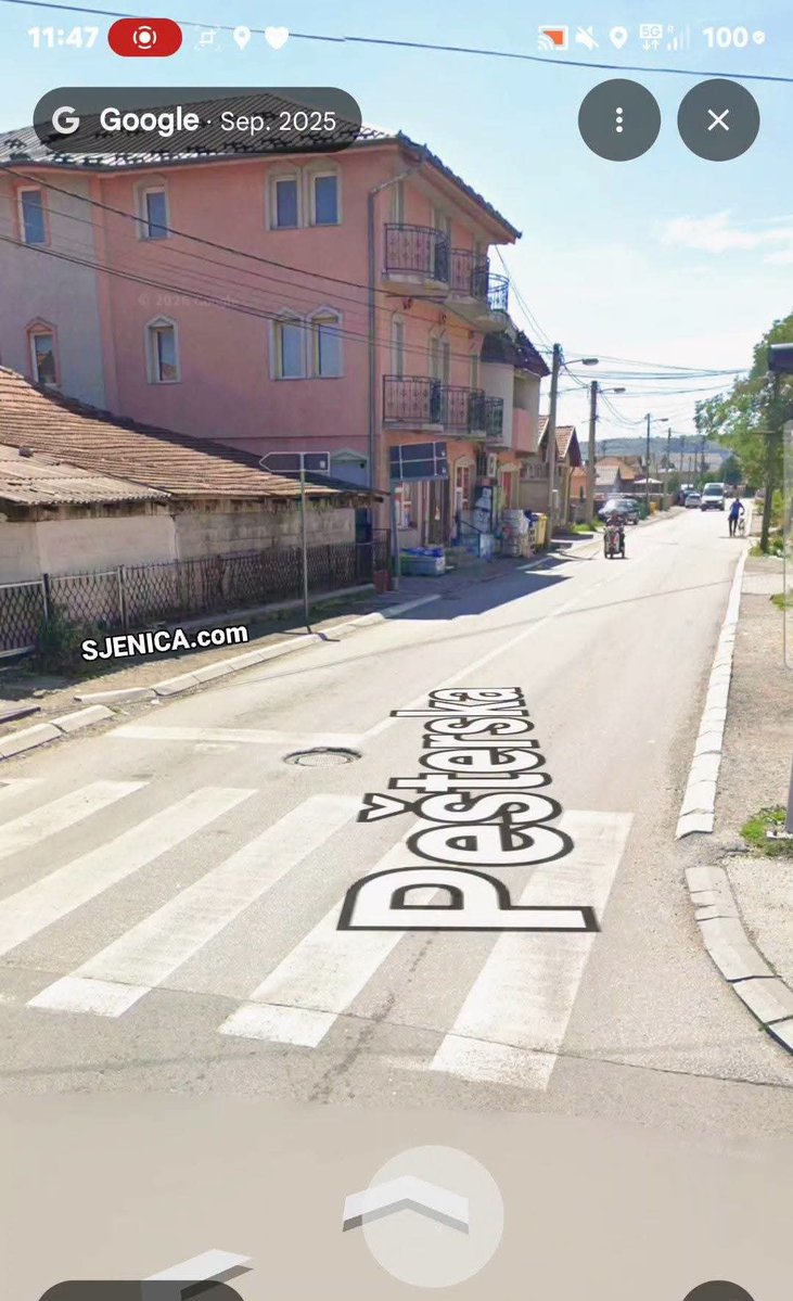 Sjenicacom's tweet photo. PA OVO JE NOVINA vrijedna objave. Naša Sjenica je konačno na Google mapama i sa Streetview opcijom. To znači kad aktivirate onog žutog čikicu, prikažu vam se ulice našeg grada. Ne znam od kada je ovo aktivno ali se vidi da je gugl vozilo prošlo u septembru 2025 kroz našu čaršiju https://t.co/lxTWGEYOpL
