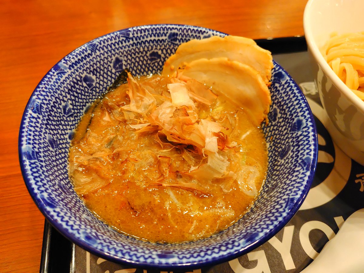 daizu51storm's tweet photo. 福生(志茂)のラーメン花月嵐でつけ麺を食べた！
限定の濃厚魚介つけめん 玉(ぎょく)並+グレープフルーツサワー+餃子！
かなり濃厚だね https://t.co/2lZIWA7tGe