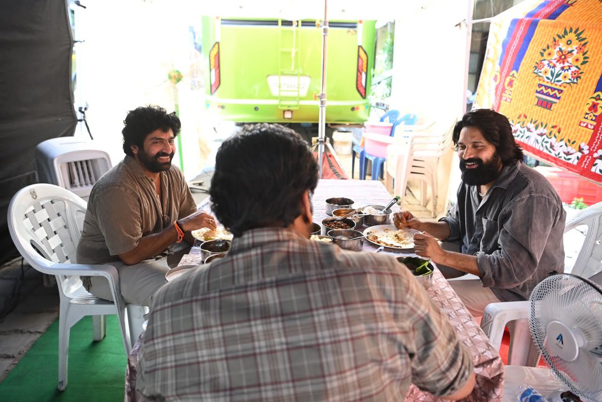 NTVJustIn's tweet photo. మరోసారి పెద్దరికం చాటుకున్న మెగాస్టార్ చిరంజీవి..

డ్యాన్సర్ అసోసియేషన్ ఇష్యూ కారణంగా శేఖర్ మాస్టర్, జానీ మాస్టర్‌ల మధ్య తలెత్తిన విభేదాలను తన చొరవతో పరిష్కరించి, ఇద్దరినీ ఒకే వేదికపైకి తీసుకొచ్చారు..
 
 షూట్లో ఆ ఇద్దరితో కలిసి మాట్లాడుతున్న ఫోటోలు వైరల్ అవుతున్నాయి

#Tollywood #Chiranjeevi