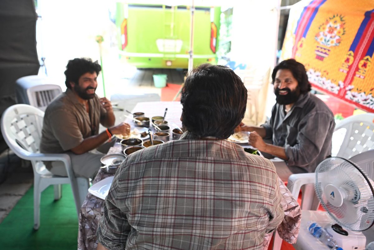 NTVJustIn's tweet photo. మరోసారి పెద్దరికం చాటుకున్న మెగాస్టార్ చిరంజీవి..

డ్యాన్సర్ అసోసియేషన్ ఇష్యూ కారణంగా శేఖర్ మాస్టర్, జానీ మాస్టర్‌ల మధ్య తలెత్తిన విభేదాలను తన చొరవతో పరిష్కరించి, ఇద్దరినీ ఒకే వేదికపైకి తీసుకొచ్చారు..
 
 షూట్లో ఆ ఇద్దరితో కలిసి మాట్లాడుతున్న ఫోటోలు వైరల్ అవుతున్నాయి

#Tollywood #Chiranjeevi