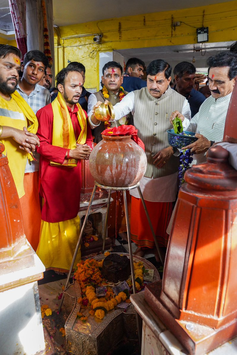 DrMohanYadav51's tweet photo. आज दतिया में श्री पीतांबरा पीठ में विराजमान माँ बगलामुखी माता का दर्शन-पूजन कर सबके कल्याण की मंगलकामना की।

जय माँ पीतांबरा! https://t.co/Q5ZbWInzVN