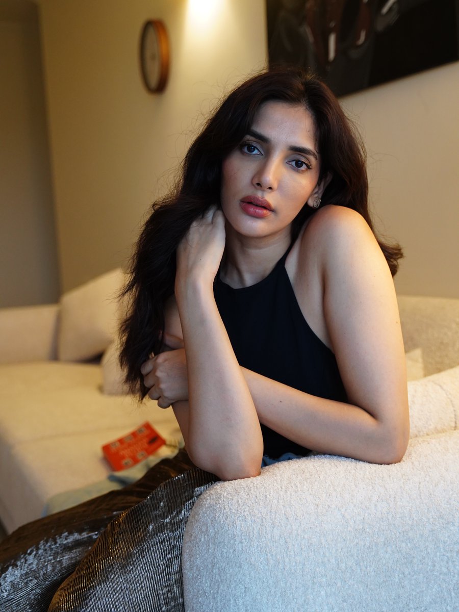 SizzlingStills's tweet photo. Beauty with an unapologetic attitude.
#natashasingh #glammode #Aesthetic #SizzlingStills #FashionModel https://t.co/40itMeLPQK