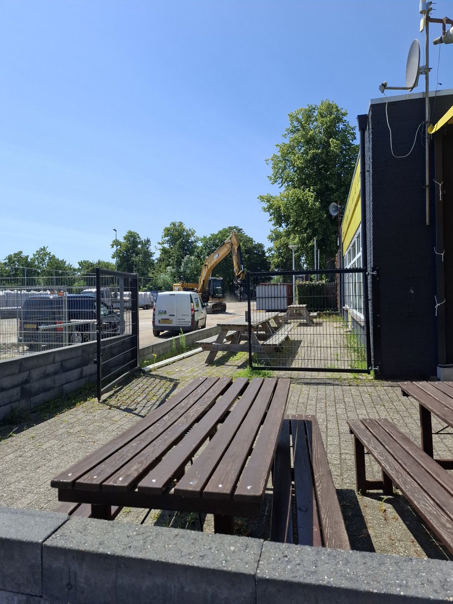 jantimmer50's tweet photo. Even een bezoek gebracht aan, Sportpark Ezinge bij @Alcides1907 ,o.a nieuwe kunstgrasmat op veld 2. En verdere werkzaamheden die nog moeten gebeuren. Nu al zin in het 12e seizoen als de functionaris van onze club te werken.#werkzaamheden @sportparkEzinge #welkom https://t.co/1tuRy7TEUi