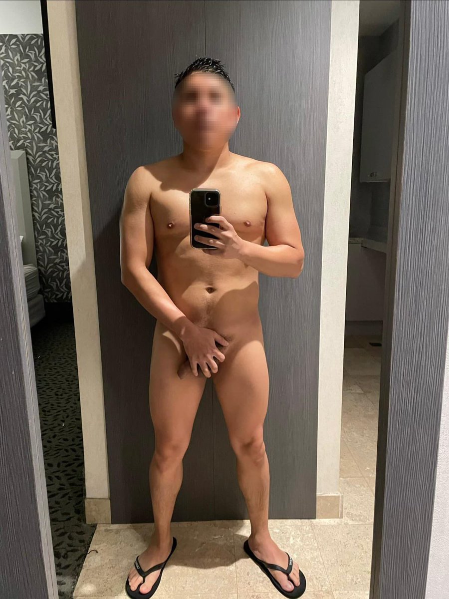 ChivitoAl2's tweet photo. Buenos días morbositos ☀️ 

Cuál prefieren, la 1 o la 2?

PD: quien me termina de secar y echarme cremita? 😏 https://t.co/f8qnx1tI1z