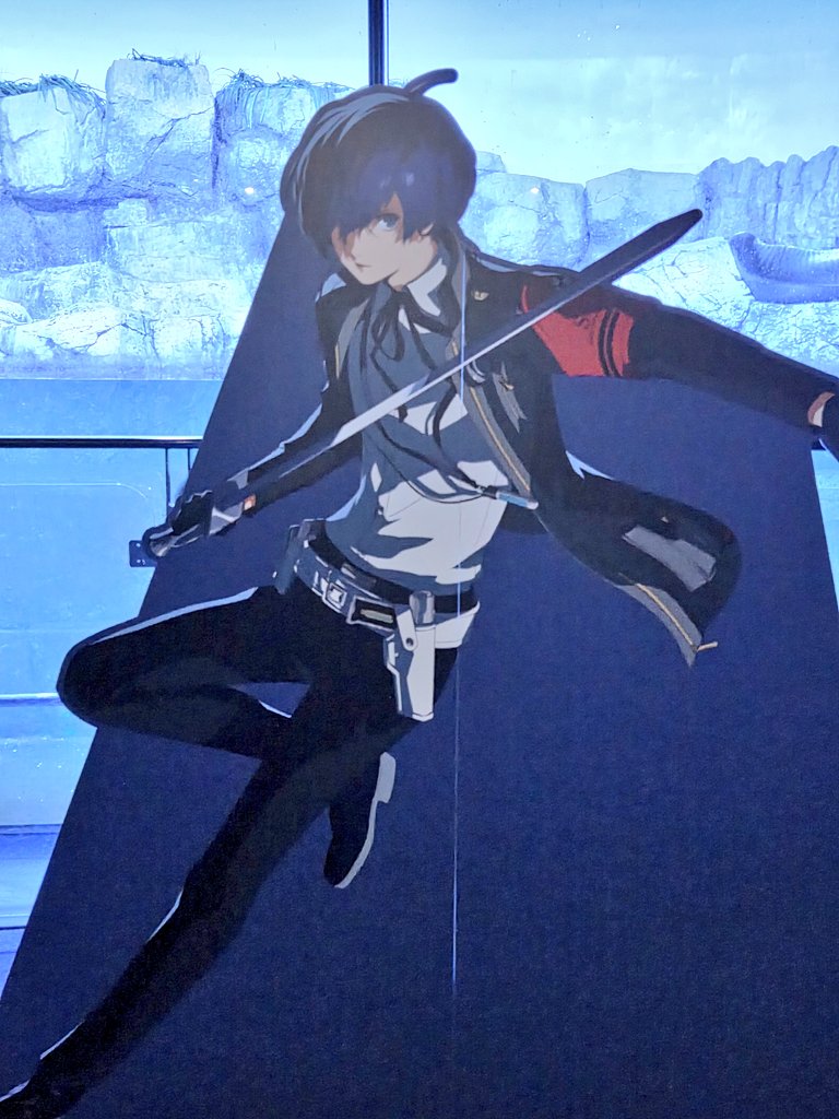 gogogongo_'s tweet photo. ���日程終わったのでこっちも！タルタロスデーもお邪魔してました！照明が暗めの水族館にキャラのパネルがあちこちに設置されてて凄い雰囲気良かった🌃写真はブレまくったが…😂
ペンギンがずっと上向いてたのが気になる https://t.co/cCCUN7Rim9
