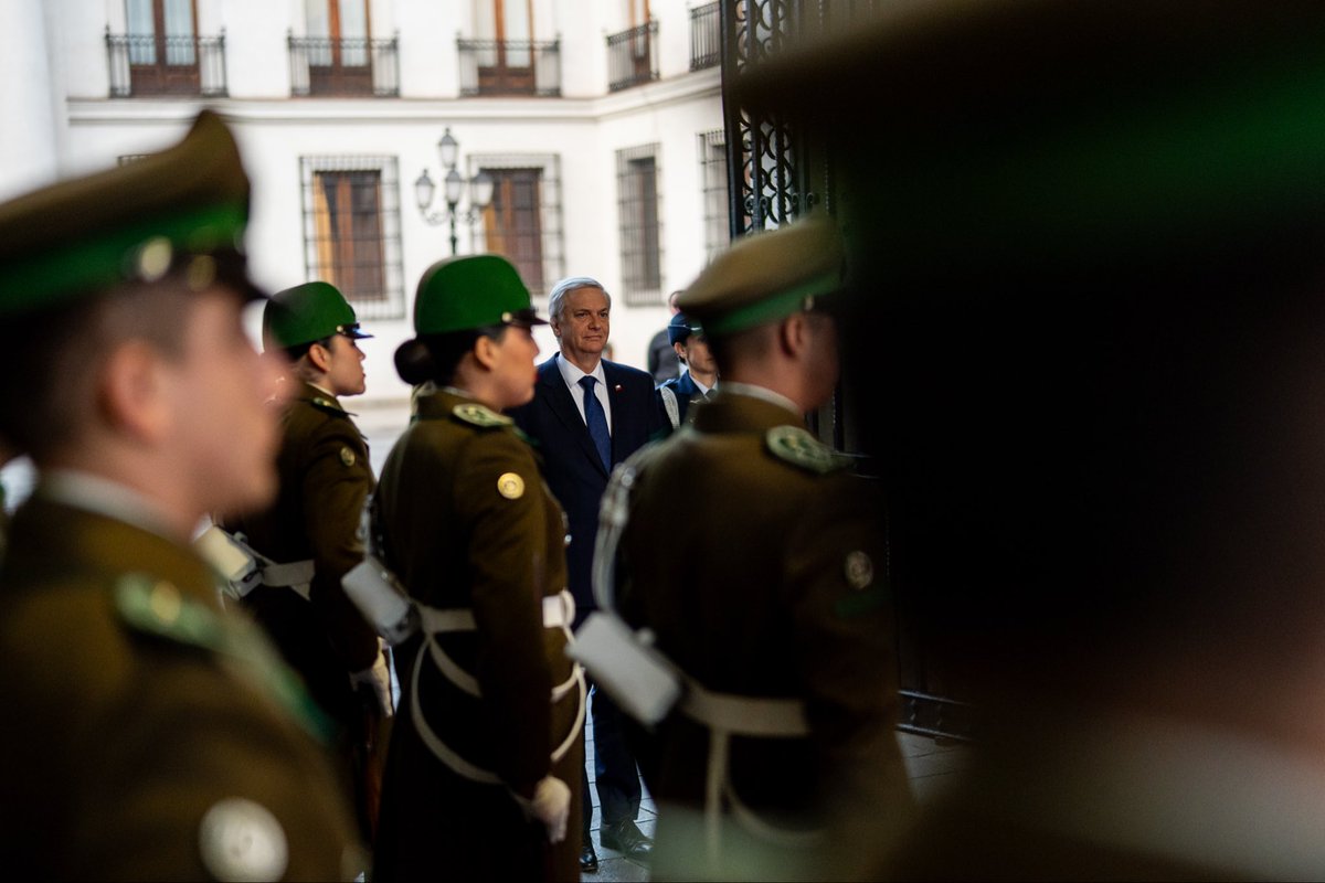 Oficina_Pdte's tweet photo. S.E. el Presidente de la República, José Antonio Kast, recibe honores de la Guardia de Palacio.

Lunes 13 de julio. https://t.co/vHwncm0BX5
