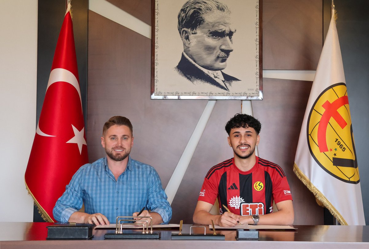 Eskisehirspor's tweet photo. ⚫️🔴 Hoş geldin Ahmet Lütfi Kara! ✍️

Kulübümüz son olarak Giresunspor’da forma giyen 19 yaşındaki savunma oyuncusu Ahmet Lütfi Kara ile anlaşma sağlamıştır.

Ahmet Lütfi Kara’ya Büyük Eskişehirspor camiasına hoş geldin diyor, siyah-kırmızı forma altında başarılar diliyoruz. https://t.co/cvwU9cmT5P