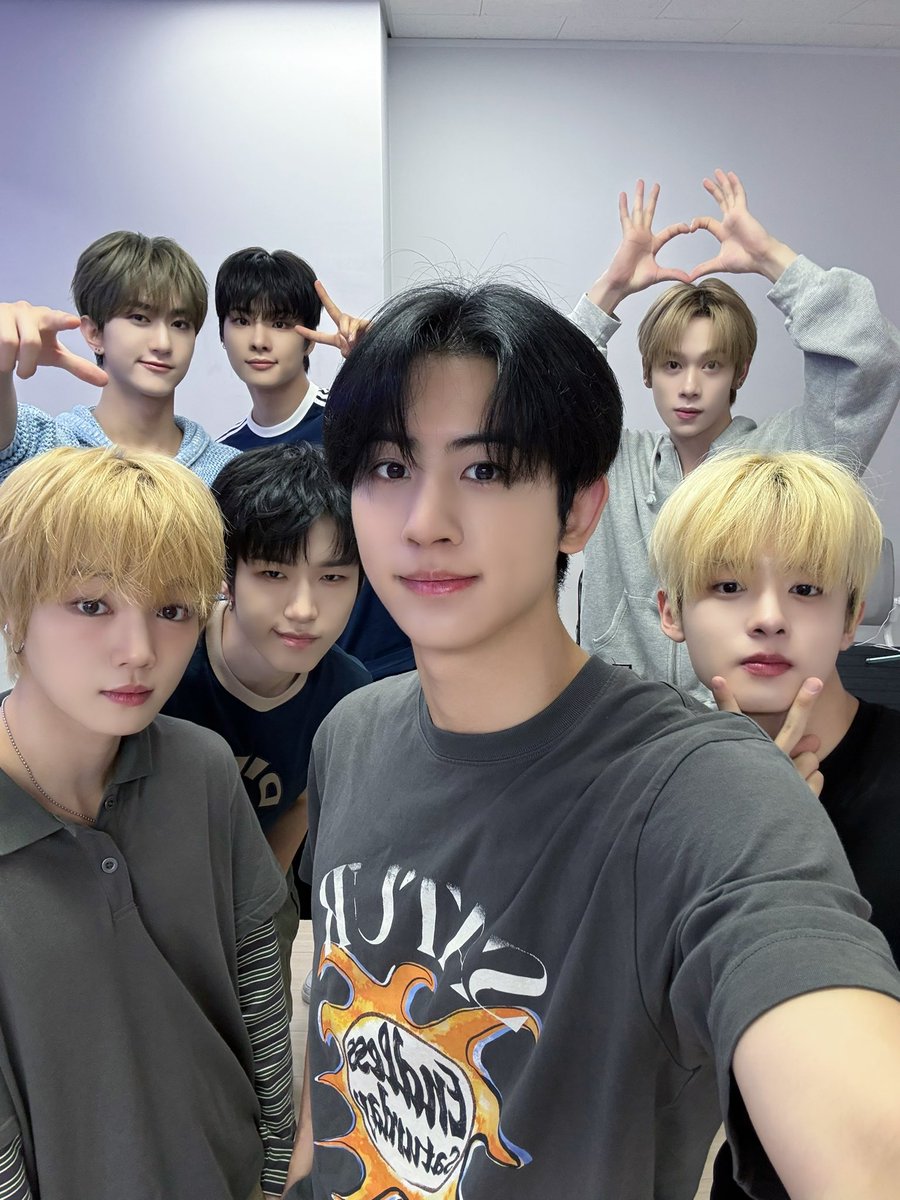YOUNITE_offcl's tweet photo. [📷] 

YOUNITE 8TH EP [인연 : INYUN Part.1]
20260713 Talkport 팬사인회 완료🩷 

#YOUNITE #유나이트
#INYUN_Part_1 #POSE_姿態 #POSE https://t.co/9vrrnSnkTT