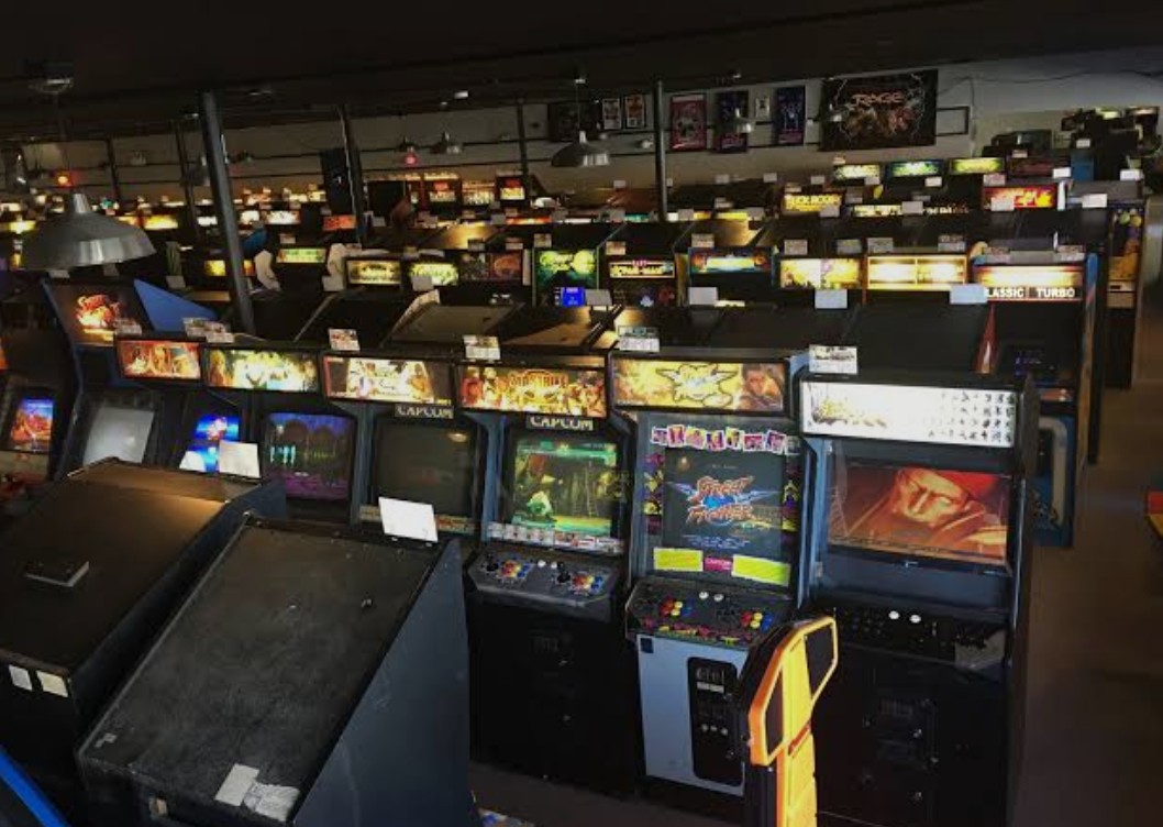movetastic's tweet photo. 🎮🔥 Too hot outside?

Go hide at Galloping Ghost Arcade in Brookfield.

🕹️ 900+ games 
💰 One admission fee 
🎮 Unlimited play 
🍔 Leave for lunch &amp; come back

It's one of the largest arcades in the world.

You may enter as an adult and leave as a 12-year-old. 😂 https://t.co/yRIOVzmABi