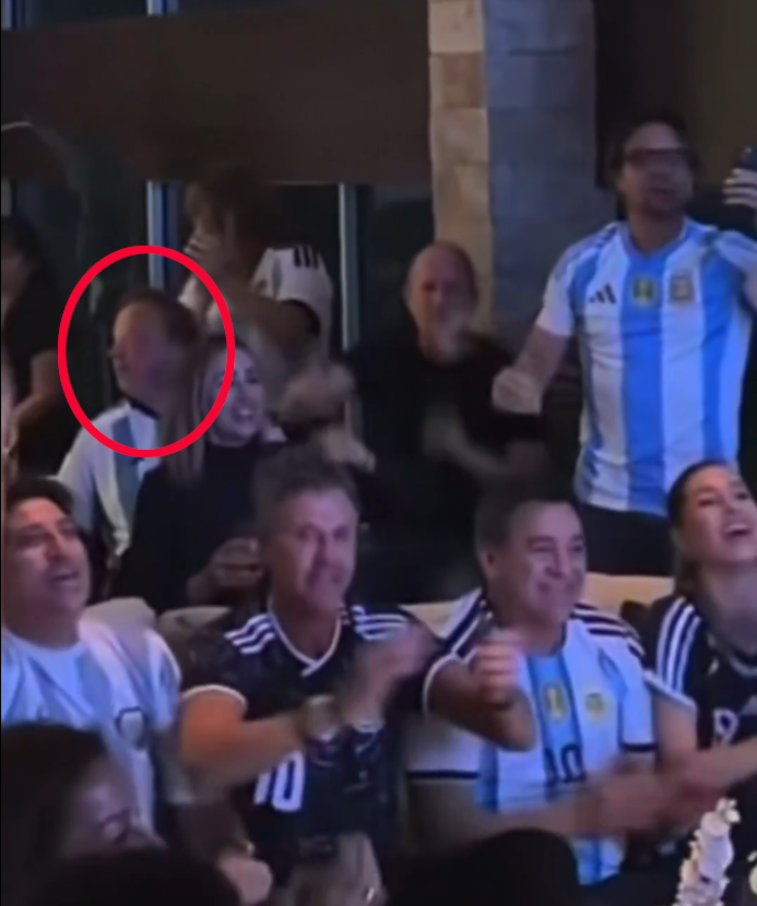 mis2centavos's tweet photo. 11 de julio: Juan Nápoli viendo el partido de Argentina junto a Martín Insaurralde.

30 de junio: Juan Nápoli festejando la independencia en la Embajada de los Estados Unidos  junto a @JMilei.

¿Se entiende, o necesitan un dibujito? https://t.co/vrpLy8LnyI