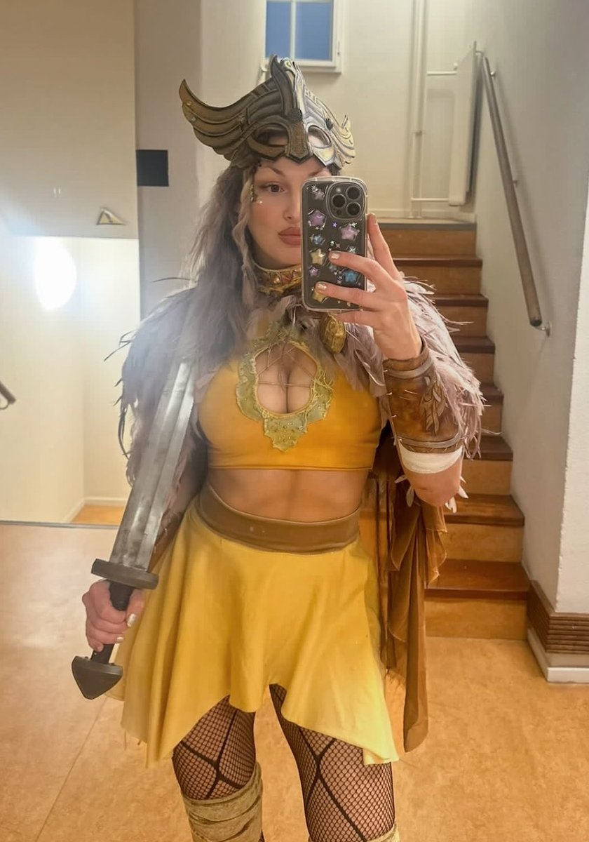 HeidiKatrinaa's tweet photo. On a bus! Life achievement unlocked! 

I hope one day to return to the stage 🙏🏻✨

#MythosRagnarök #Freyja https://t.co/KYPNi0hsQg