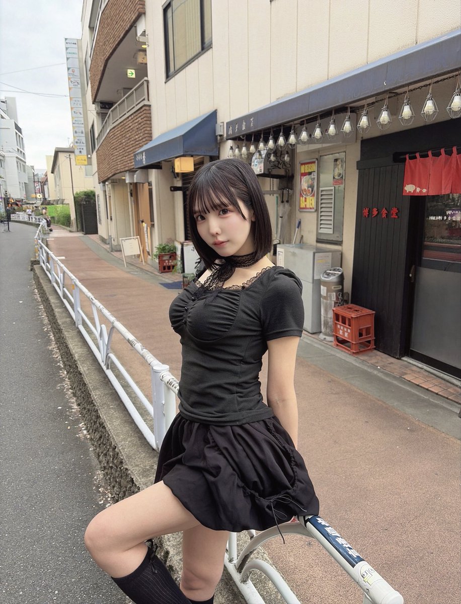 Riona_SwAl's tweet photo. 童顔お姉さん、好き？ https://t.co/jwHVgUo35A