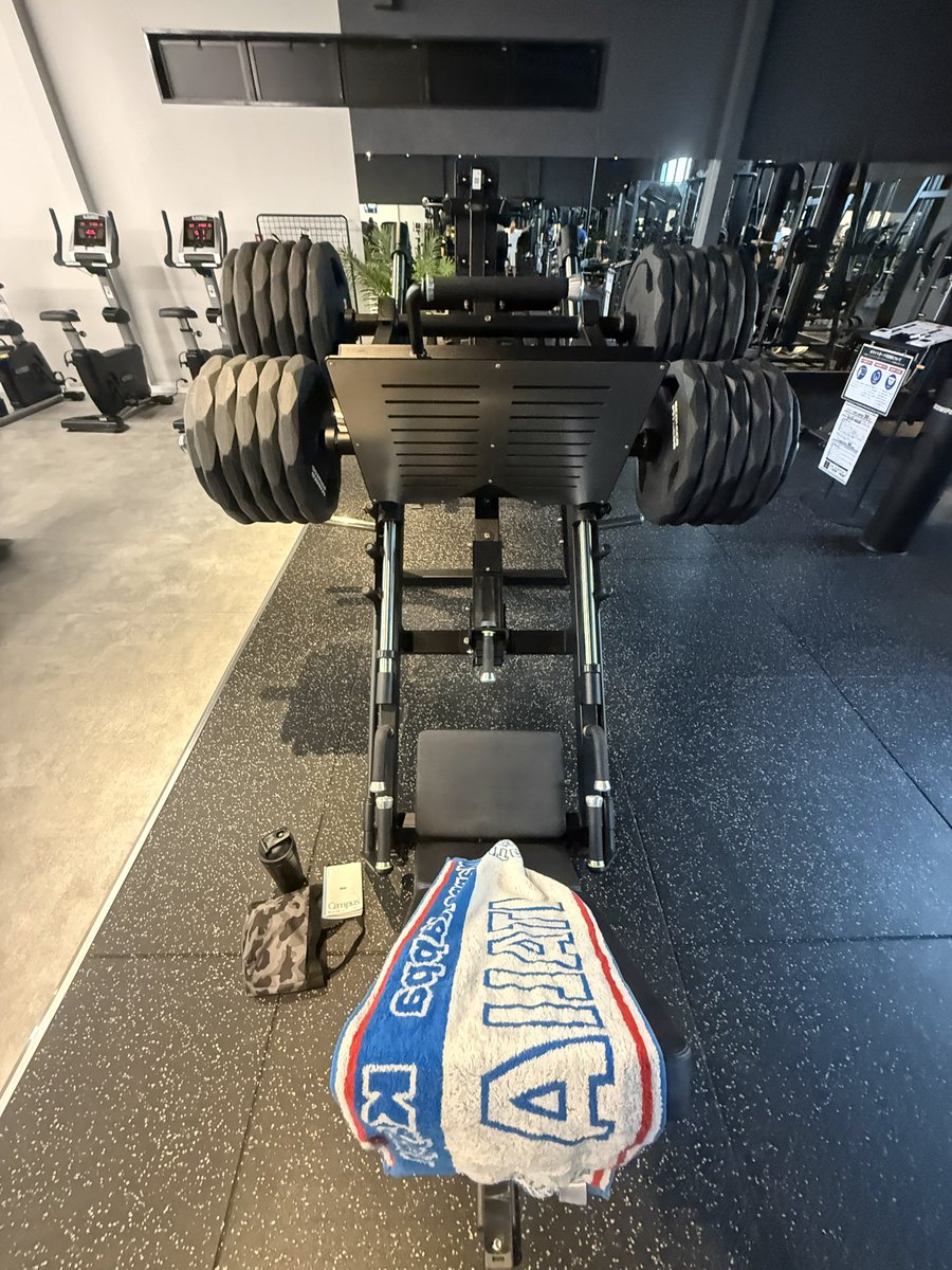 hage4500's tweet photo. 月曜の筋トレ！

足トレ！高重量で！

汗止まらんぐらい暑くて、中々辛かった！

高重量なので、達成感は中々高くて満足！

本来月曜は足トレなので計画通り出来て良かった、、、

足をほぐすために、トレッドミルで20分！
途中で速度上げてしまって少し足が痛かった😭😆 https://t.co/PgtBz0cw9q