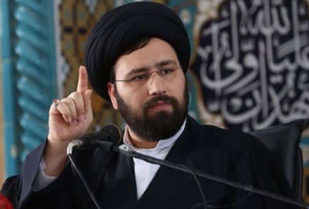 barzegar_9789's tweet photo. وقتی می بینی همون جماعت توهین کننده ی به رهبر شهید، به ایشون هم حمله کردن، معلومه کارش درسته این سید بزرگوار

#خمینی_جوان https://t.co/4HB2a7dCes