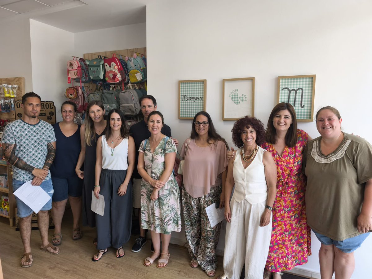 imasmallorca's tweet photo. 👏 Tot un èxit el taller d'#acolliment familiar organitza't per l'IMAS a Manacor aquest cap de setmana.
✅ Un total de 9 famílies varen tenir l'oportunitat de conèixer millor com funciona el procediment i resoldre tots els seus dubtes.
🏡 Acull. Fes família. https://t.co/UoBBLUcFK4