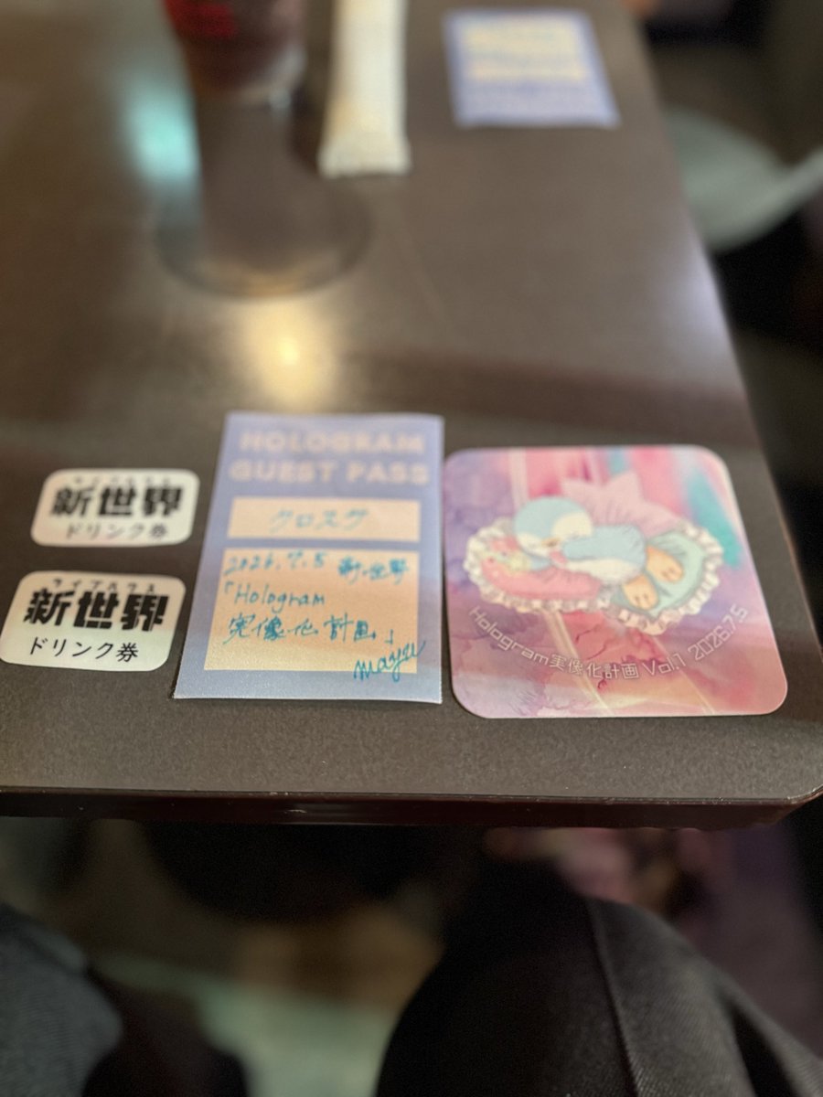 kurosuke0712's tweet photo. 先日、西麻布にて行われたmayuさんの
単独ライブへ。
画面上で拝見していたので、今回、初めて"実像化"できて嬉しかったです！
白いワンピースに身を包んで登場した時はか細く見えましたが、1曲目を歌い出した瞬間、内側から溢れる気迫にも似たパワーに圧倒され一気に引き込まれました！
#mlalylu https://t.co/VVtlyUvtfJ