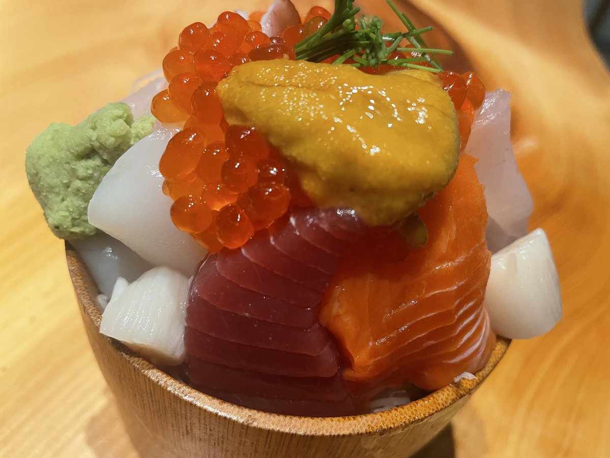 7agzQ's tweet photo. 品サ飯は久々に立呑み8😊

8盛り(魚刺し)、牛みのハツ皮焼き塩だれ九条ねぎ、信玄鶏レバー炙り刺、特選ヒレ馬刺全て旨い😋

新しいビルになって初来訪☺️昨年ブラットビットも来てたのね😳サクッと飲むには最高のお店👍

#品川サウナ #サウナイキタイ #立呑み8 https://t.co/pTrtziaRzY