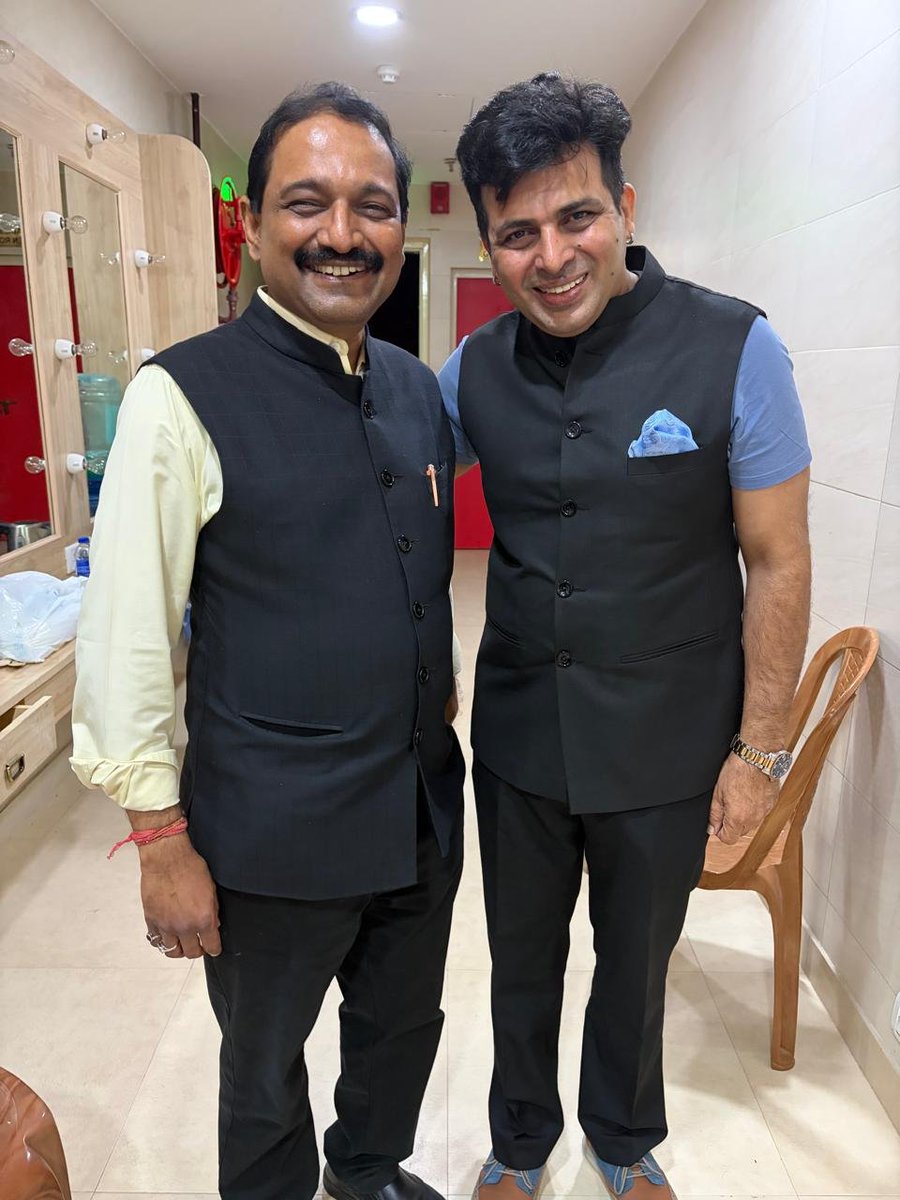 kg_suresh's tweet photo. It was such a pleasure meeting with family the "family man" of Indian comedy, The one &amp; only @amitandon on the sidelines of his recent show in Delhi.

Known for his clean, observational humor, Tandon is undoubtedly one of India's most prominent and beloved stand up comedians. https://t.co/rUwGY8tWBY