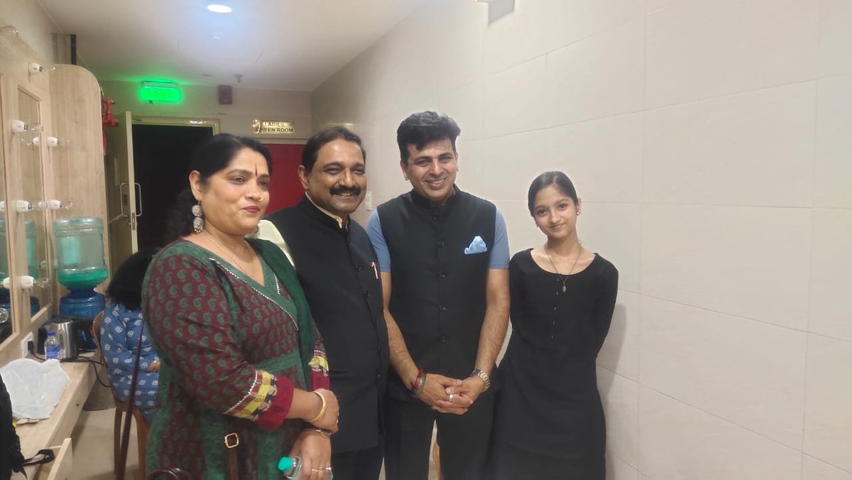 kg_suresh's tweet photo. It was such a pleasure meeting with family the "family man" of Indian comedy, The one &amp; only @amitandon on the sidelines of his recent show in Delhi.

Known for his clean, observational humor, Tandon is undoubtedly one of India's most prominent and beloved stand up comedians. https://t.co/rUwGY8tWBY