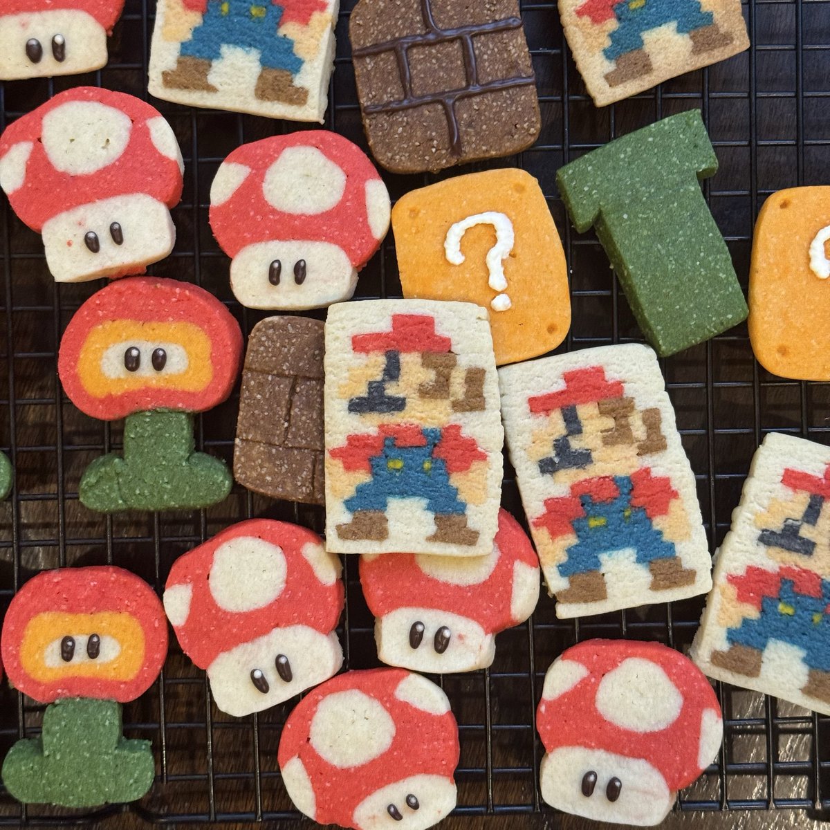 saeioura's tweet photo. going through the photos of the cookies i made last year and i forgot how fun they were to make i need to try them again soon https://t.co/ycKZAyqnEq