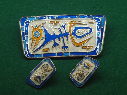 CaliDreamART's tweet photo. Angular bird design by Gerd Preston for Thune, Norway.
Enamel on sterling silver brooch and earrings.
c. 1960s
NFS just to adore ;)

#art #enamel #enamelart #gerdpreston #thune #norway #1960s #angular #bird #design #jewelrydesign #vintagejewelry #enameljewelry #norwegianjewelry https://t.co/1S2BLLfb4Q