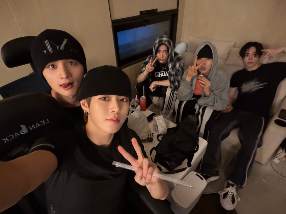 BINI_135's tweet photo. 오늘이것만본걸로치자 https://t.co/76d4RYTD6L