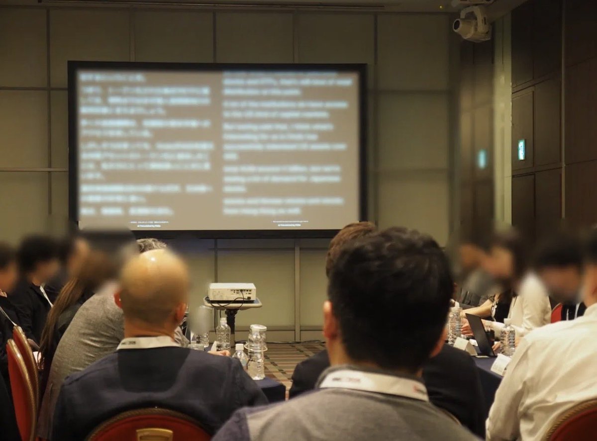 junyasmym's tweet photo. WebX2026、1日目が終了しました。

Flittoの「Live Translation」で1日目全5ステージ、2日目3ステージと2日間の同時通訳を担当しています。
今年で2年連続、対応ステージも拡大。
QR表示に加えてLED画面への字幕表示も
新たに対応しました。
言語の壁がその場で溶けていく現場に立ち会えるのは、何度でも嬉しいです。

ご関係者、ご来場者のみなさま、まずは1日目���おつかれさまでしたとありがとうございました。

Powering live AI translation across all 4 stages at #WebX2026 — 2nd year running. Real-time multilingual subtitles, now on the LED screens too.
▼リリースはこちら
https://t.co/fF9i97skmX