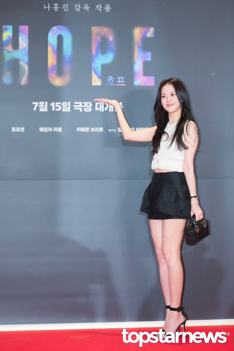 soorieem's tweet photo. How can one person be this pretty? OMG, JISOO. 💝💐 https://t.co/7V0HOTK3I9