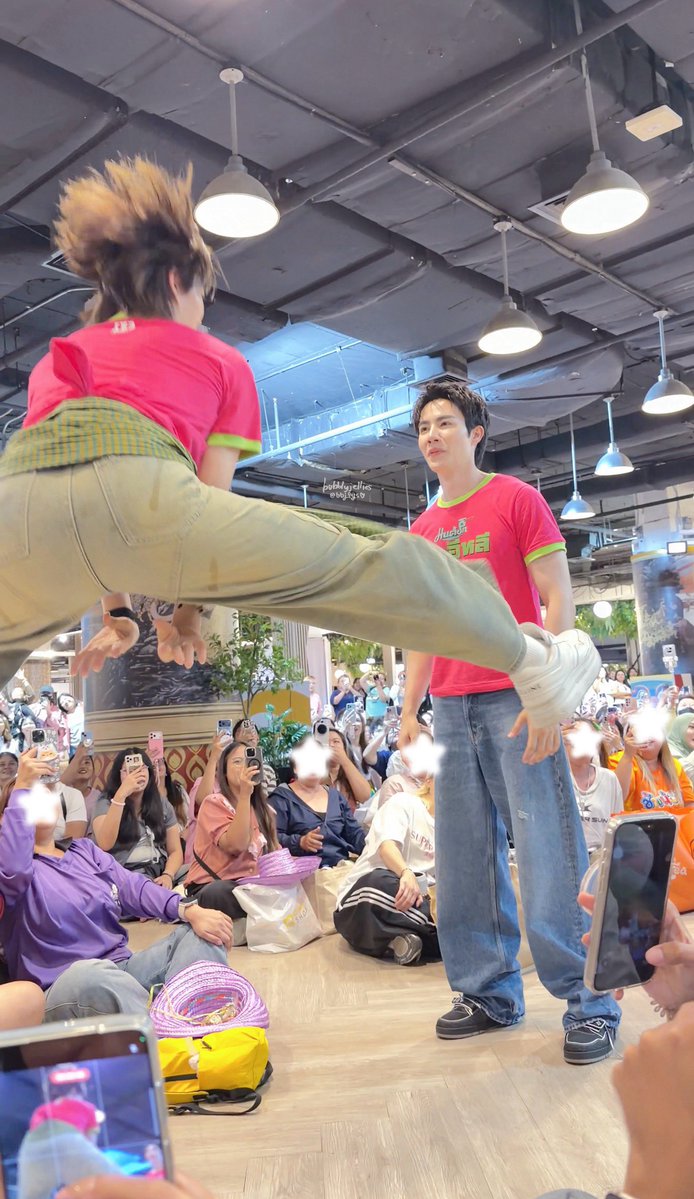 bbjlys's tweet photo. ตราย 55555555555555
แม่อึ้ง แฟนอึ้ง 😂

260713 // Hug E Lhee Worship 
#บวงสรวงมนต์รักฮักอีหลี

#มนต์รักฮักอีหลี 
#HUGELHEETheSeries

𓊆ྀི @zee_pruk @CwrNew 𓊇ྀི♡
#ZeePruk #NuNew | #ZeeNuNew ✿.ᐟ https://t.co/DlnqkFDVld