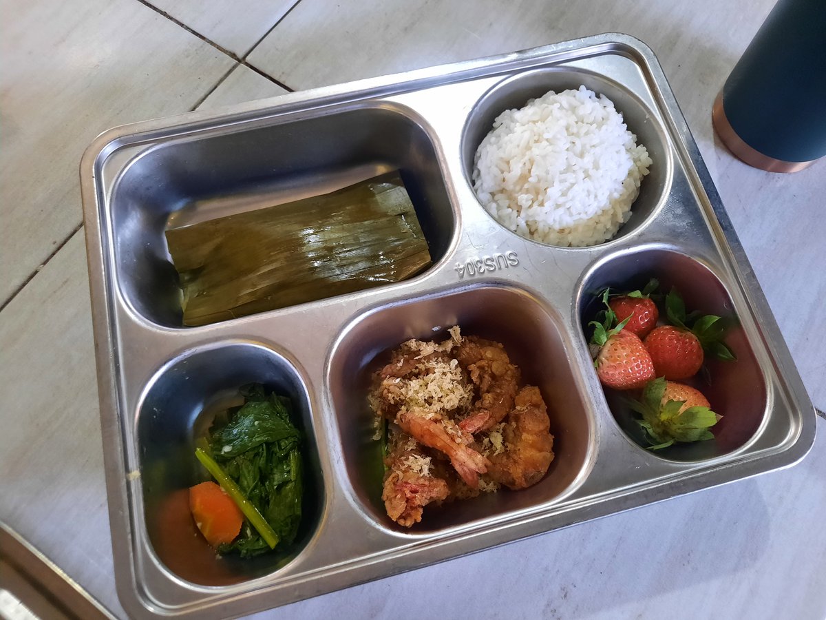 namgitriviaa's tweet photo. mbg day 1
nasi, pepes tahu, udang goreng tepung 5biji, ca sawi &amp; wortel, strawberry 4pcs https://t.co/g23NfnW9n2