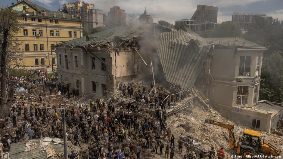 dw_russian's tweet photo. РФ намеренно бьет по больницам в Украине, заявила организация "Врачи без границ". "Эти удары слишком систематичны, слишком часты и слишком точны, чтобы быть случайными", - заявил координатор организации в Украине Робин Мелдрам https://t.co/4e5XmXiZcO https://t.co/XdSOSKREcN