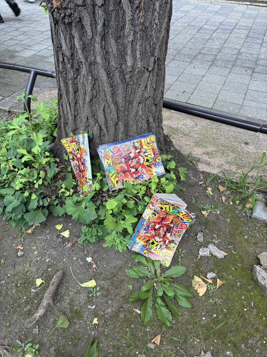 pachinkoamadegi's tweet photo. 道端や路肩に付録を抜き取られたジャンプが捨ててある画像が大量に挙がってますよ。
集英社の方々はそれでいいんですか？
色んな方々が懸命に作り上げた商品が、
発売日にゴミとして捨てられてるのを見て何も思わないんですか？
毎週楽しみにしている読者が、転売ヤーのせいで買えなかったと悲しみ落ち込んでいます。
本当にこれでいいんですか？
読者に届かず、漫画を読んですらいない人たちが買い占めています。
売れればそれでいいんですか？
このまま何も対応しないと
集英社までが転売ヤーという社会悪を肯定していると思われてしまいかねませんよ。
全てのジャンプを愛する読者の為に、
何卒ご対応をお願いします。🙇