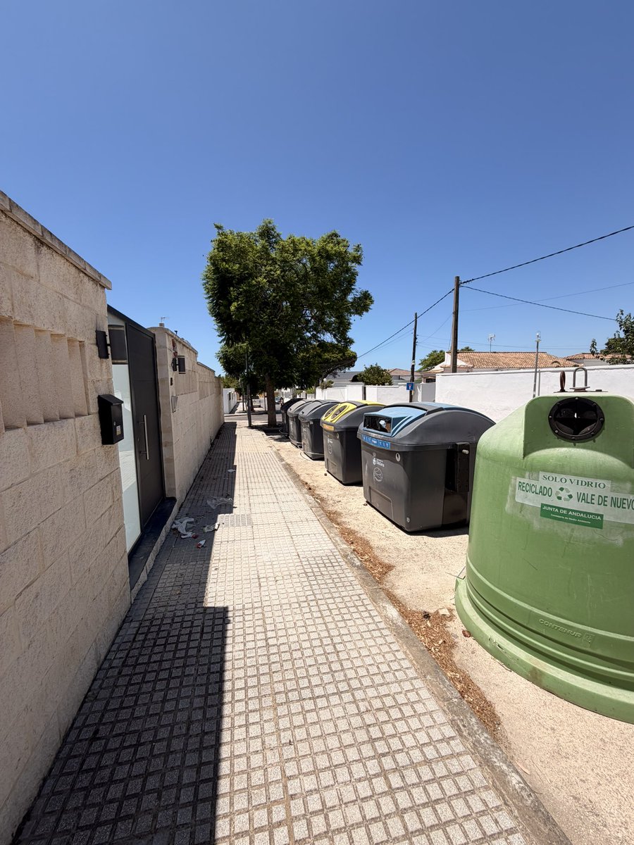 dibujaleando's tweet photo. @ayto_chiclana cómo de legal es que pongáis 6 (SEIS !!!) bidones de basura justo en la puerta de mi casa? haciendo que se me llene la entrada de basura, además de perder todas las plazas de aparcamiento ?! 
muy poquita vergüenza tenéis 🫠 https://t.co/ilbHIREGdF