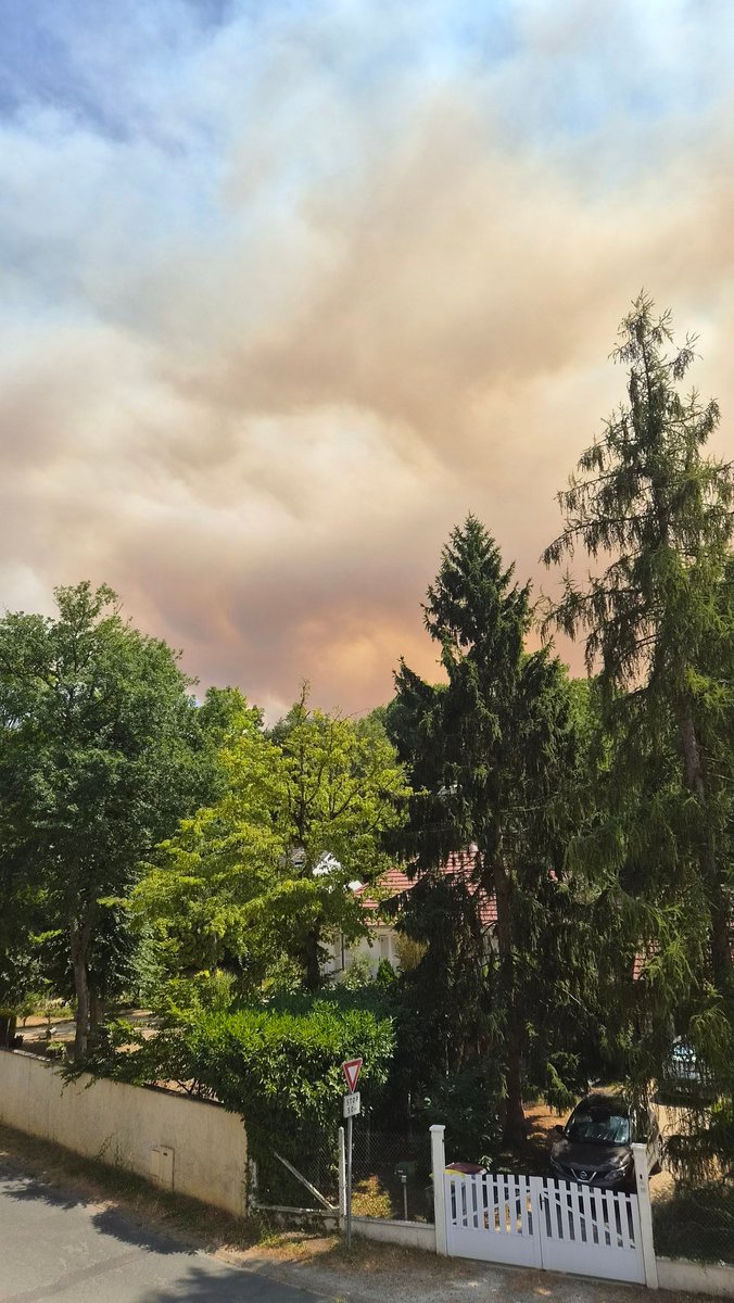 Uptocom's tweet photo. Le #feu semble continuer de s'étendre... Vue depuis Boutigny. 
#Fontainebleau https://t.co/YJmdcUMPbu