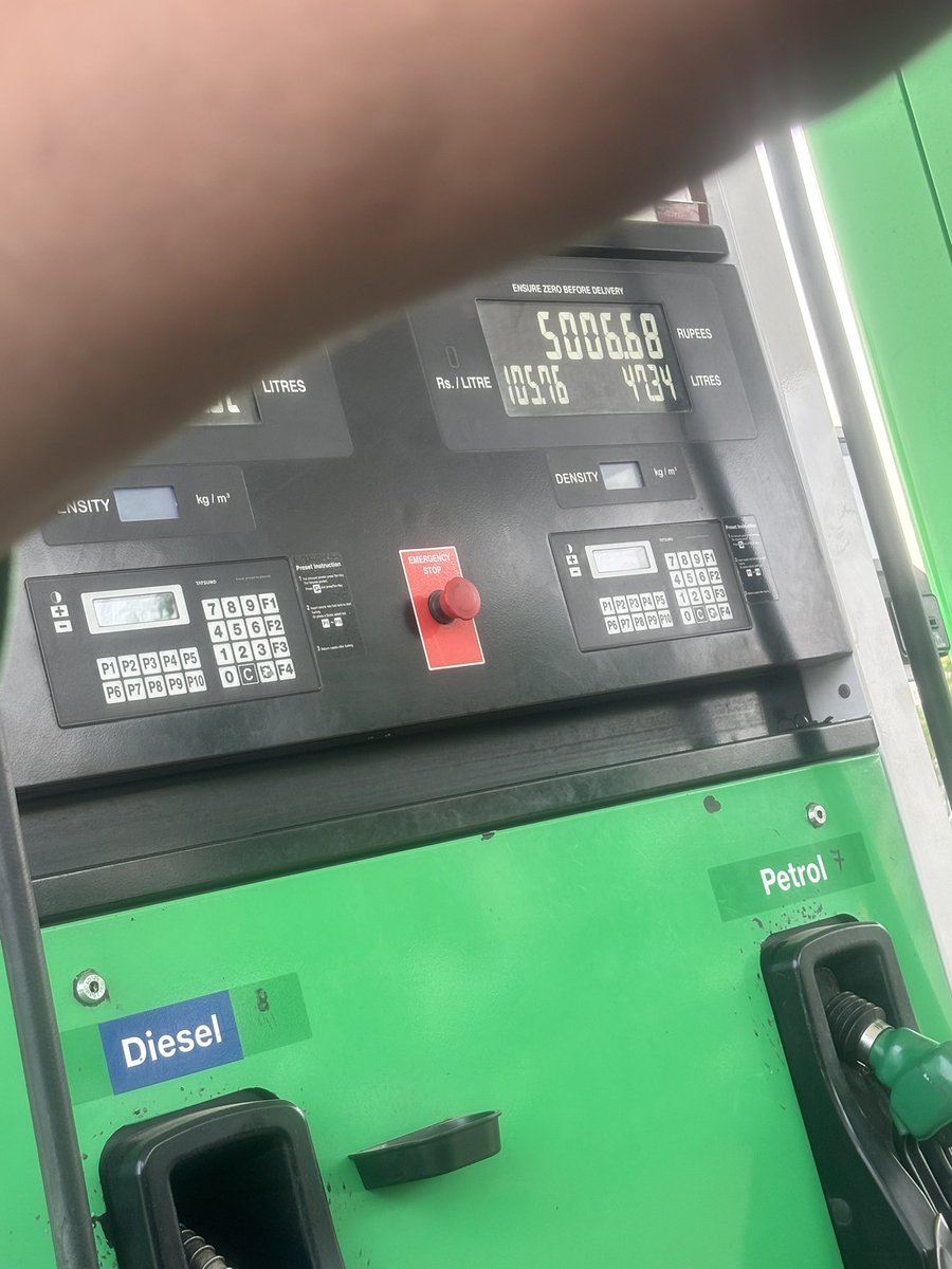 er_mayankgupta's tweet photo. Today I refueled my Virtus 1.0 Topline at  @Jiobpofficial The tank capacity is 45L, and there was already some fuel left. Yet the pump showed 47.34L filled. When I asked, the attendant told me to check with Volkswagen. @volkswagenindia @anehra309 https://t.co/VaAmTt25RN