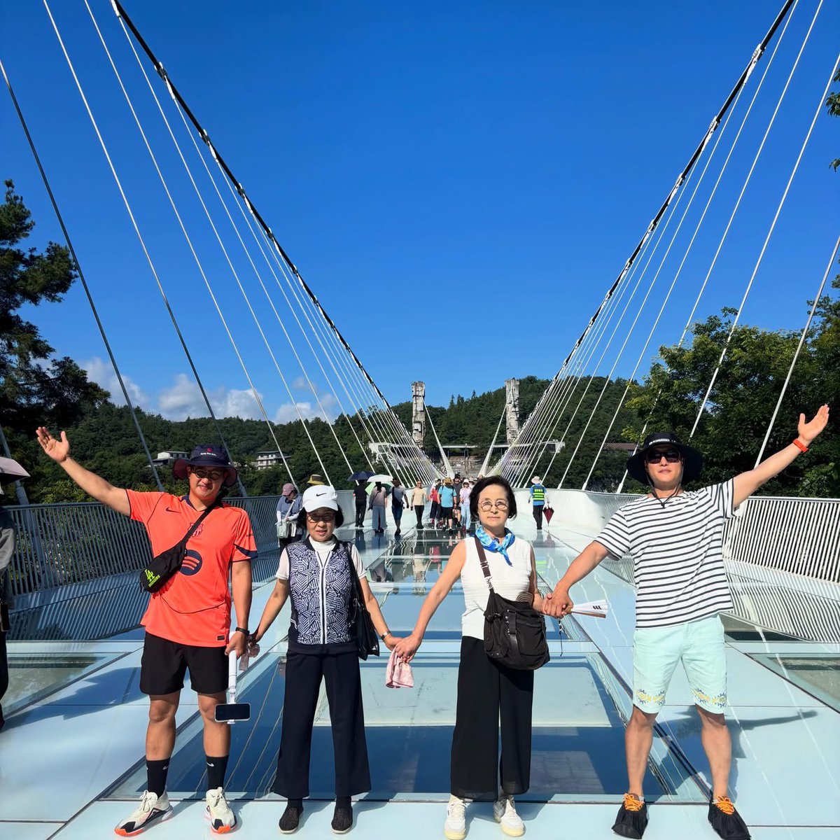 sjk80kr's tweet photo. 15년 전 다녀오신 장가계! 아들들과 꼭 다시 가보고 싶다고 하셨던 어머니의 바람을 이루기 위해 효도여행을 다녀왔습니다.

짧은 일정이었지만 행복해하시는 어머니를 보니 저도 행복했습니다.

앞으로 자주 가자고 하시는데 살짝 부담도 되지만, 가족과 함께한 소중한 추억을 오래 간직하겠습니다.😊 https://t.co/XTGVUsnrGw