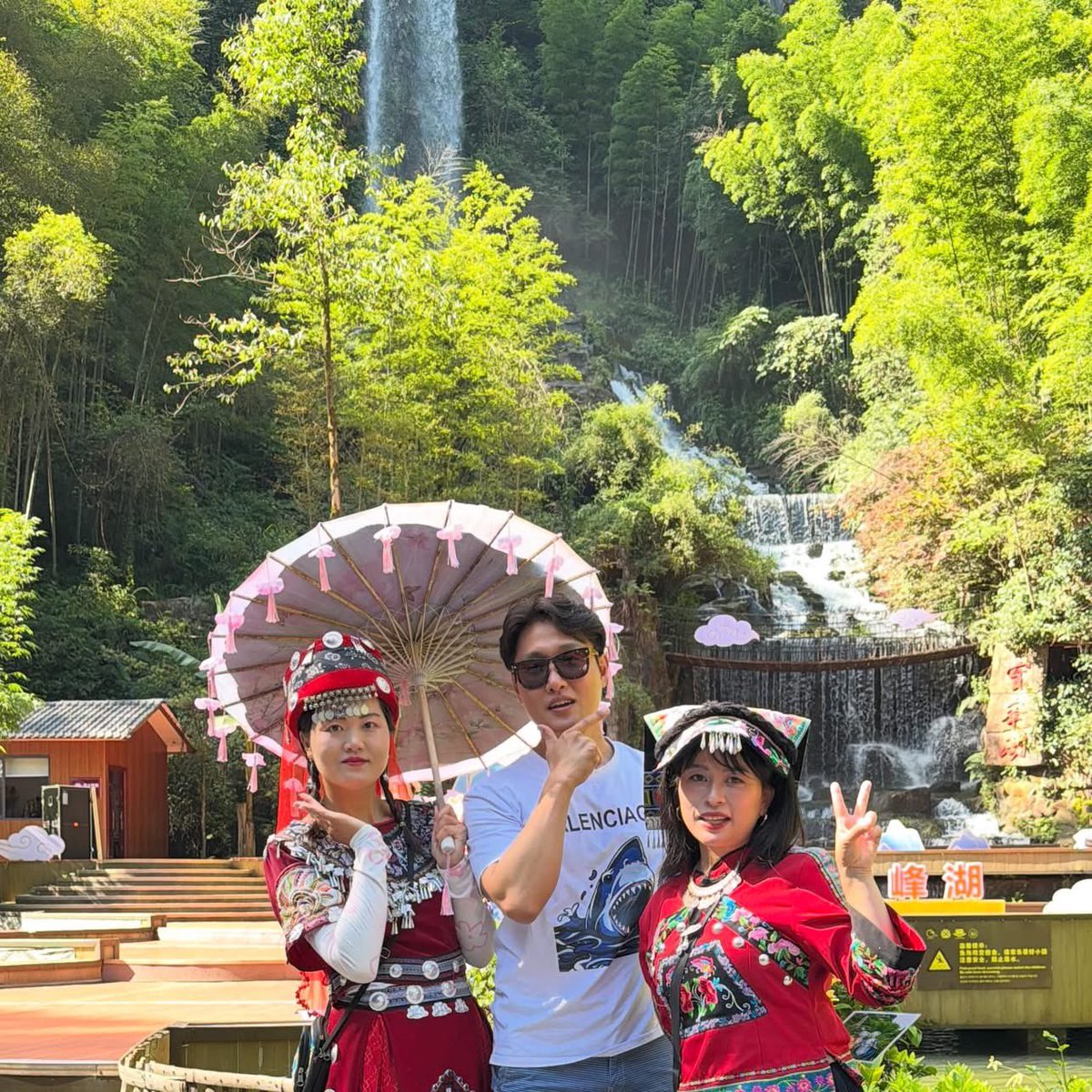 sjk80kr's tweet photo. 15년 전 다녀오신 장가계! 아들들과 꼭 다시 가보고 싶다고 하셨던 어머니의 바람을 이루기 위해 효도여행을 다녀왔습니다.

짧은 일정이었지만 행복해하시는 어머니를 보니 저도 행복했습니다.

앞으로 자주 가자고 하시는데 살짝 부담도 되지만, 가족과 함께한 소중한 추억을 오래 간직하겠습니다.😊 https://t.co/XTGVUsnrGw