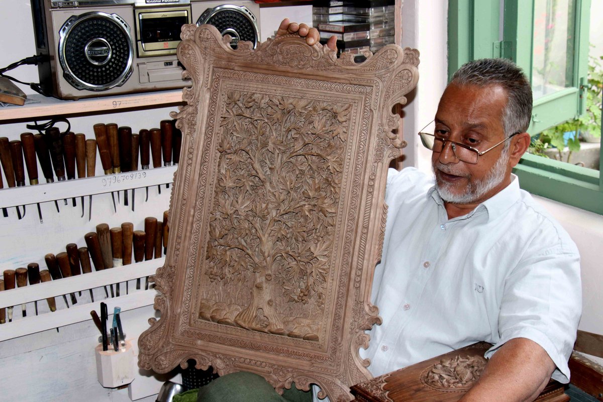 KashmirLife's tweet photo. For decades, Ghulam Rasool Ahangar has preserved #Kashmir's celebrated #walnut #woodcarving tradition, turning every piece of wood into a timeless work of art. #KashmirLife's Bilal Bahadur documented the life and legacy of a master craftsman. See photos https://t.co/KZgxTHkZB0