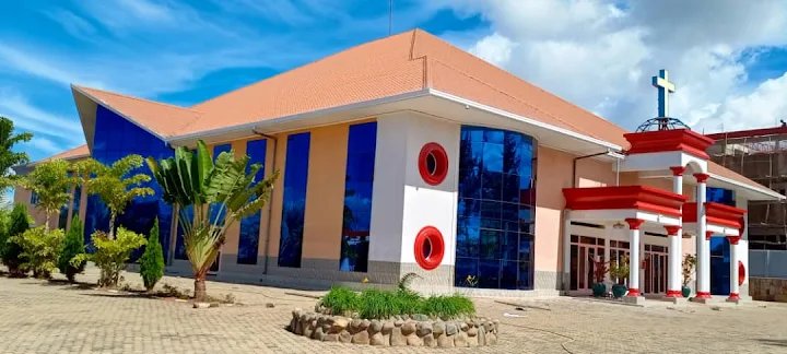 RGisanintwari's tweet photo. Inyubako y'urusengero rwafunzwe burundu niyangirika bizabazwa nde? 

Ese ni @GovernanceRw cg ni Akarere ka @Gasabo_District cg bene urusengero? 

Buriya inyubako ifite agaciro ka 3 billions iba ikwiye gukoreshwa imirimo itandukanye Aho kwicazwa gutyo...! 

Umuriro wa Pantekoti warafunzwe, ariko umutungo uba waravuye muri rubanda, so uba ukwiye guhabwa rubanda bakawukoresha cg ugahabwa irindi torero ryawubyaza umusaruro....! 

Inzu ifite agaciro ka 3 Billions 🤌, mu Gihugu kiba gikoresha Resources zose effectively ntabwo ari byo ko Igikorwa remezo kimara igihe kingana gutya nta murongo kirahabwa....! 

Ese hateganywa gukorerwa iki? Ntakintu cyakora ngo hakoreshwa vuba na Bwangu habyazwe umusaruro? 

Reka nigire mu turimo tw'amaboko.

Bikorewe i Musambira 
Kuwa 13/07/2026.