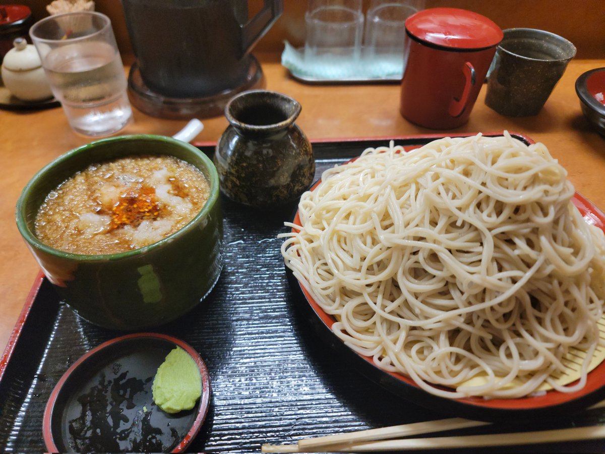 303Ken44321's tweet photo. 大番 二の丸(札幌テレビ塔 地下1階 )
たぬきせいろ650円
＋中盛(100円)＋ねぎ(100円)＋大根おろし(100円)＝950円

そばの量は約3人前のボリュームで立ち食いそばとは思えないクオリティーの札幌の名物的なそばです💡信じられない程にそばが美味い😋

#札幌
#そば https://t.co/HwwLwlLYwG