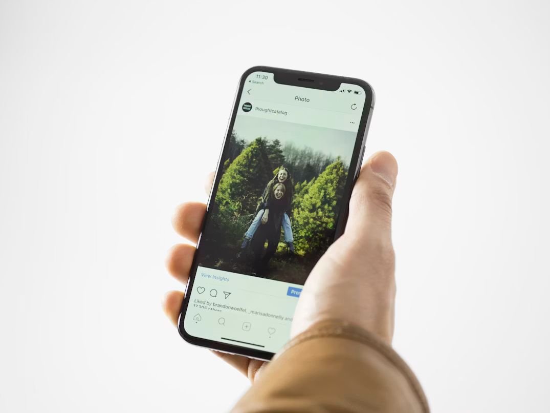 jmatuk's tweet photo. 72 horas después de que @Meta lanzó Muse Image, su primer modelo de generación de imágenes con las fotos de Instagram de cualquier usuario, tuvo que quitar esta función por la ola de críticas que recibió por invasión de privacidad. Pues ni avisó, ni era tan sencillo impedir que la IA usara tus fotos para otros usuarios.