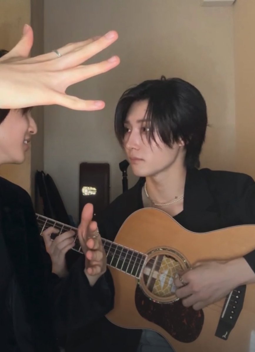 manno_618308's tweet photo. 全体通してリアンがかっこいいのは当たり前として、ギター持った時の顔の良さで地球温暖化進んだ https://t.co/mSnbxoILO8