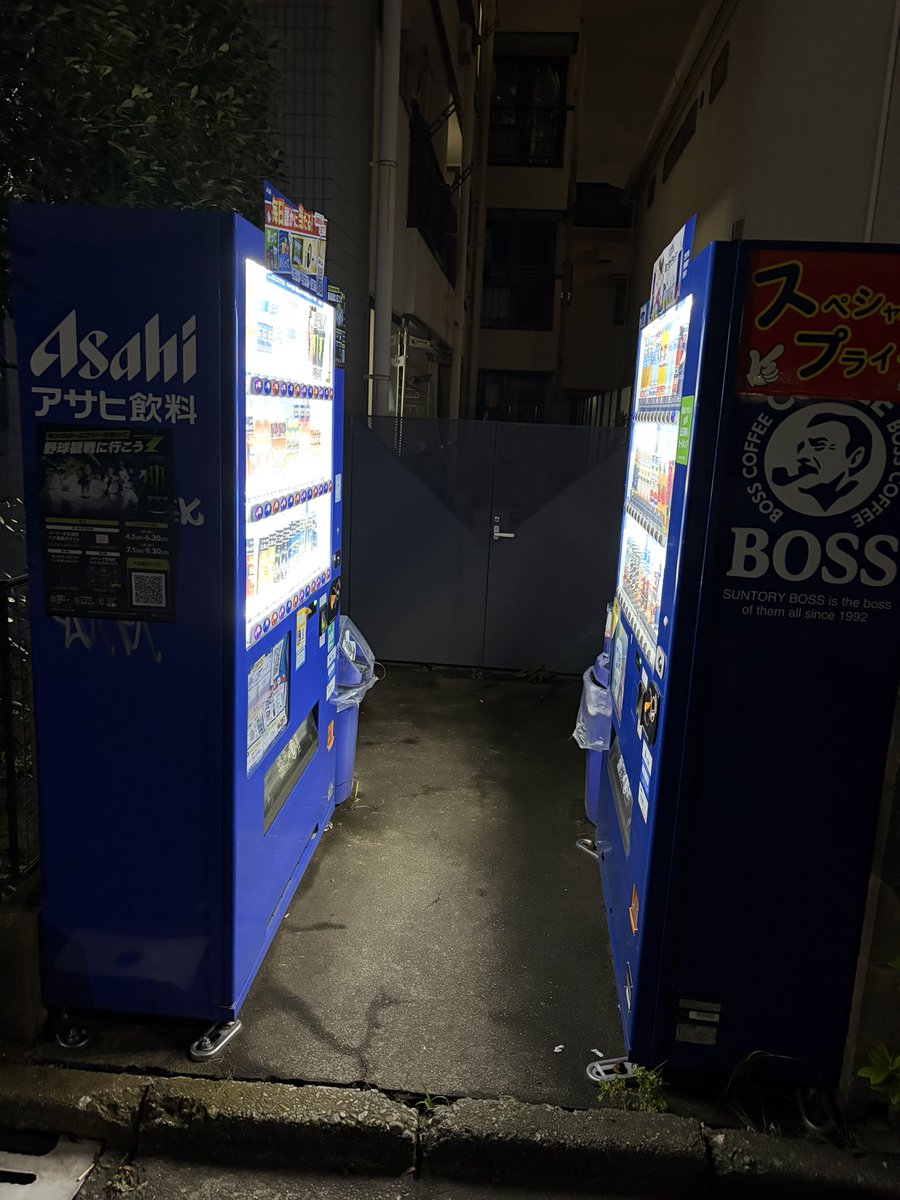 ABzooou's tweet photo. 自販機がタイマンしてました。 https://t.co/LYWQZLjOuV